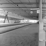 841567 Gezicht op de perrons en de perronkap van het in aanbouw zijnde nieuwe (hoge) N.S.-station Schiedam te Schiedam.
